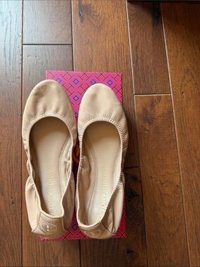 Tory Burch Eddie Beige Patent Leather Ballet Flats
